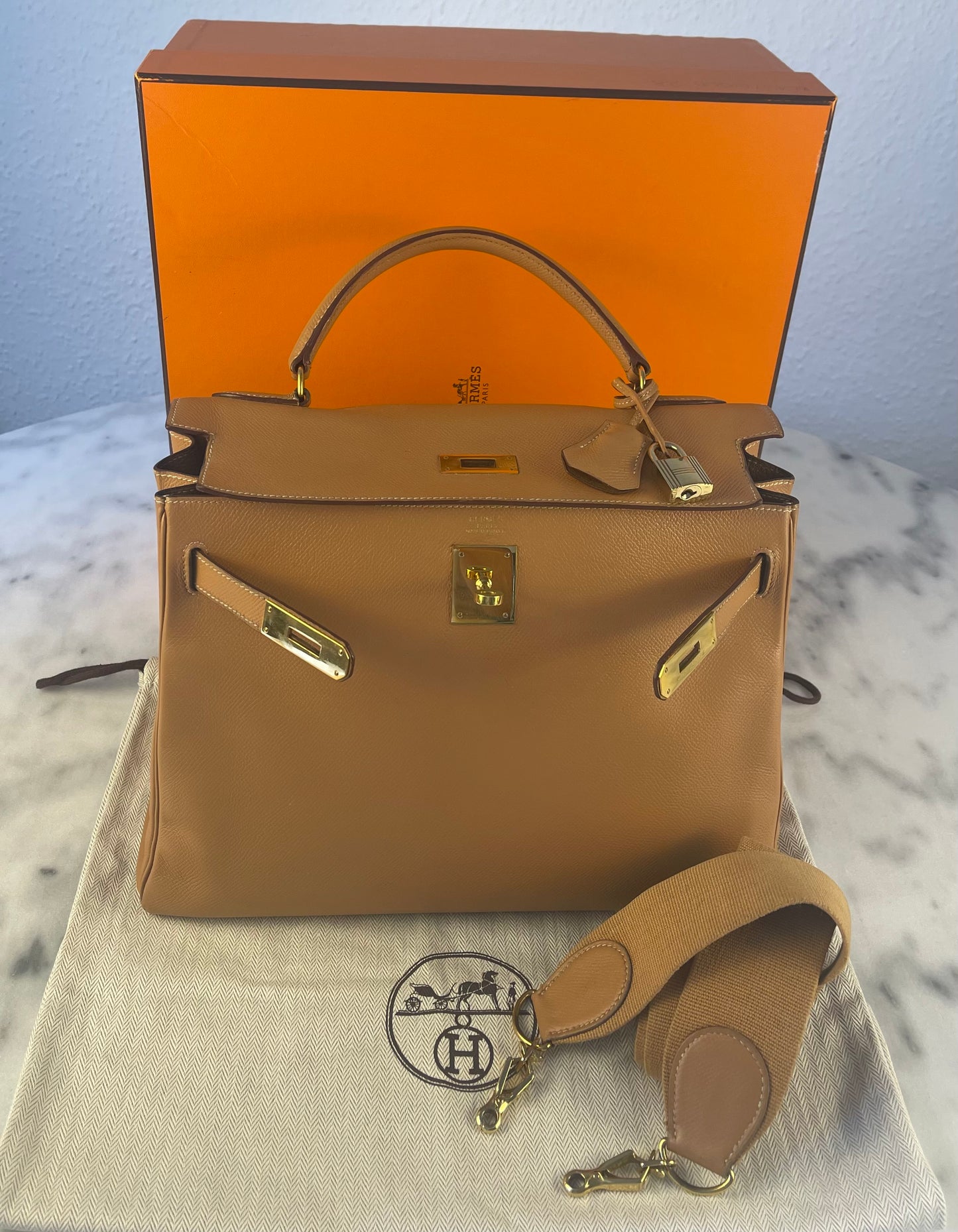 Hermès Kelly 32 – Cognac Epsom mit goldener Hardware (1992)