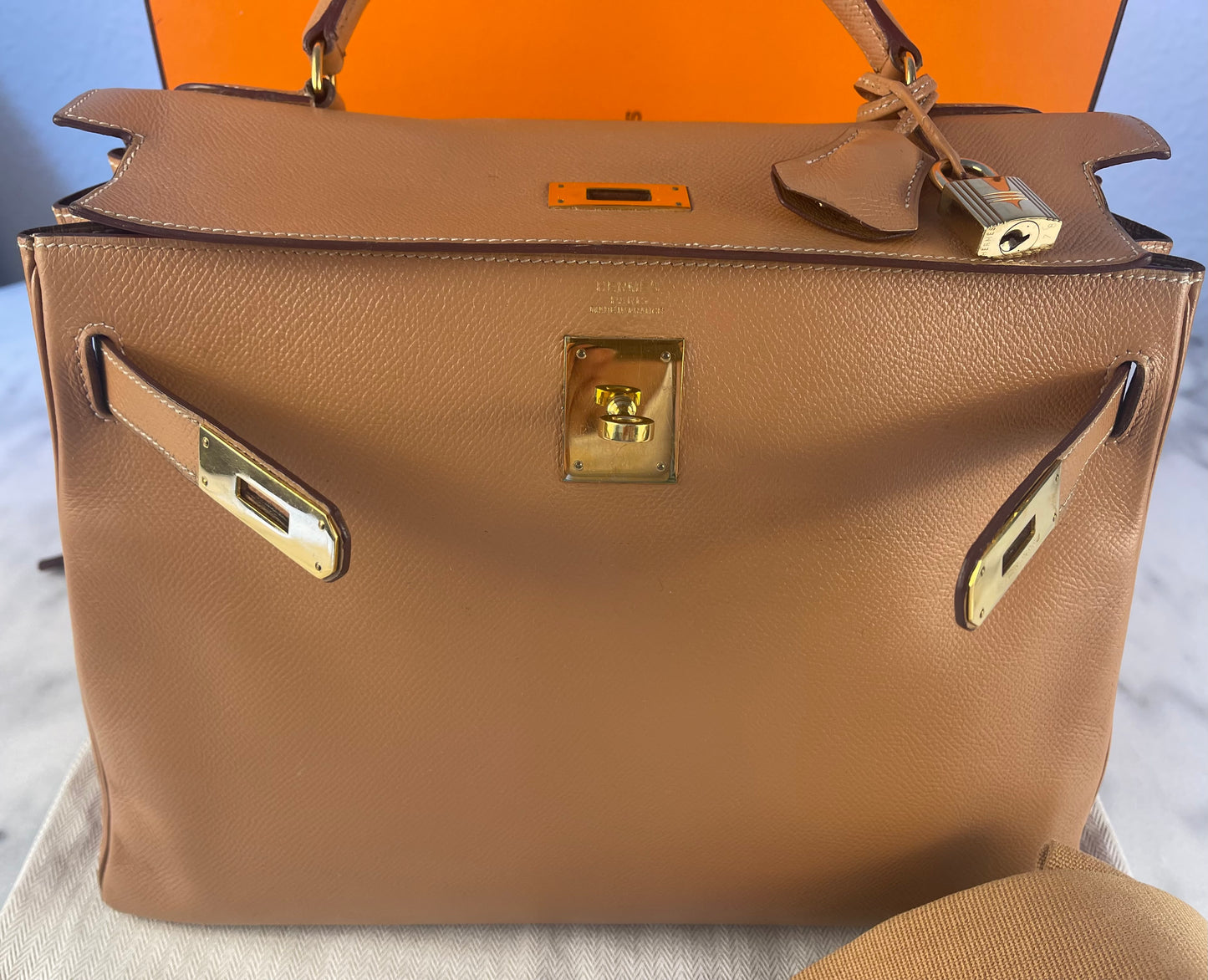 Hermès Kelly 32 – Cognac Epsom mit goldener Hardware (1992)
