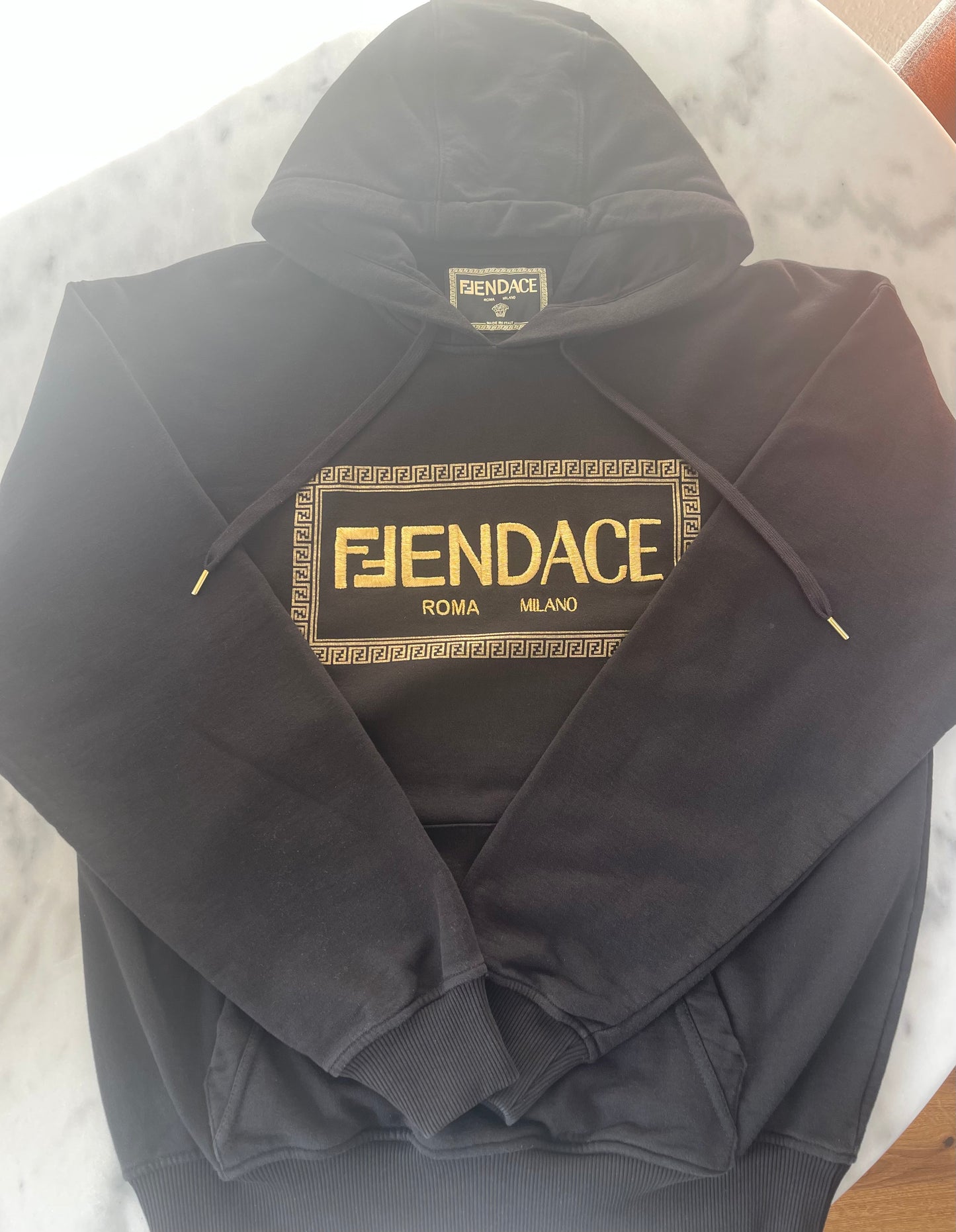 FENDI X VERSACE “Fendace” Herren Hoodie – Schwarz & Gold