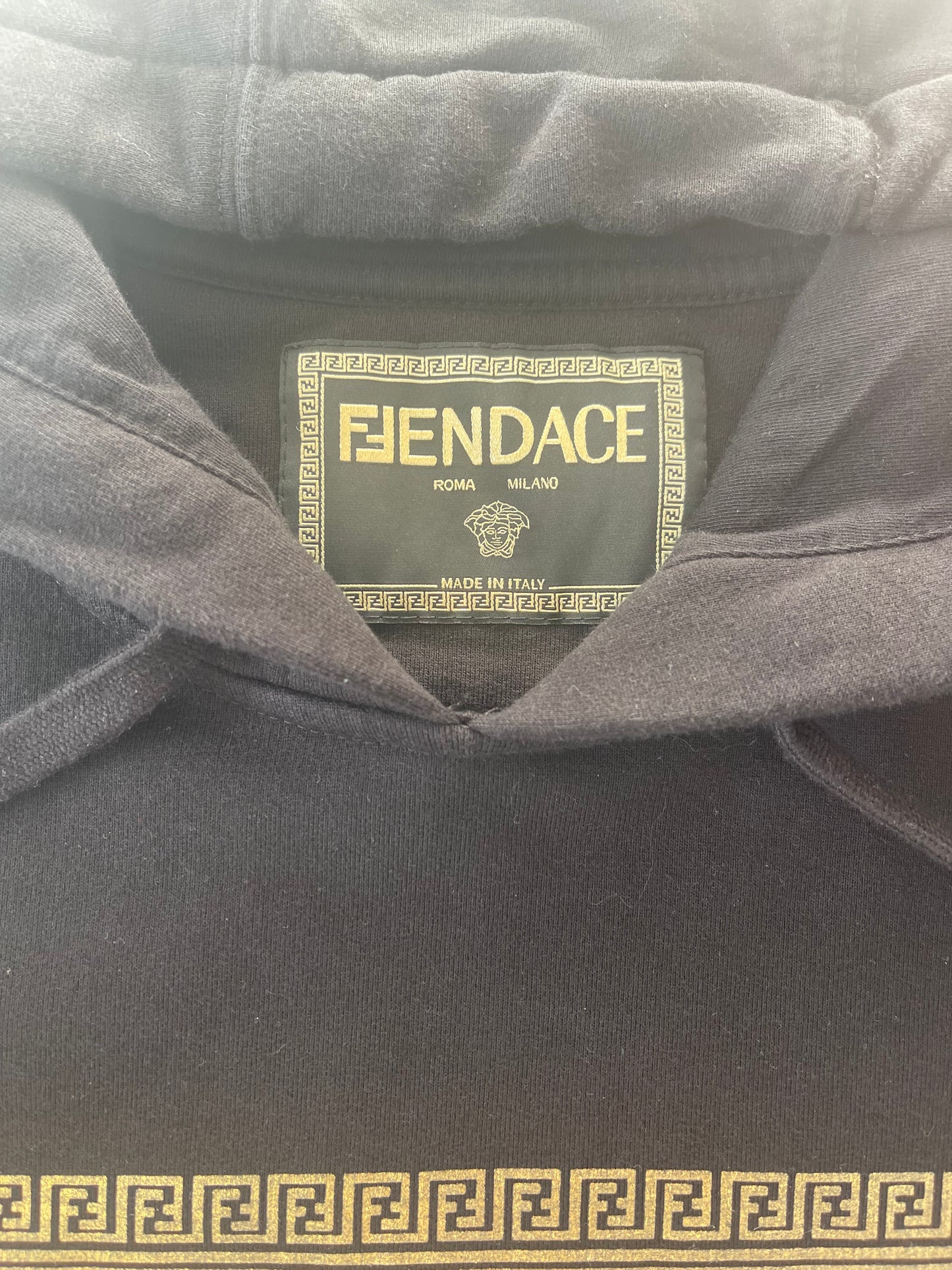FENDI X VERSACE “Fendace” Herren Hoodie – Schwarz & Gold
