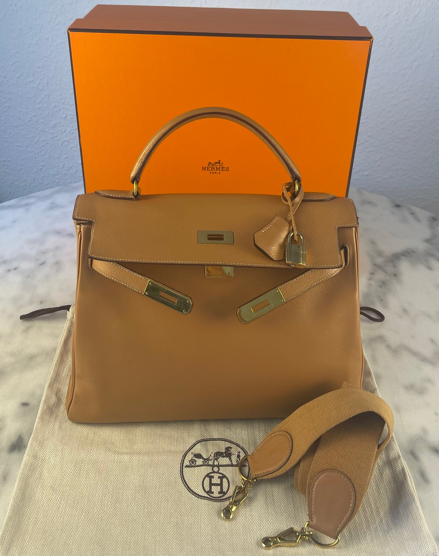 Hermès Kelly 32 – Cognac Epsom mit goldener Hardware (1992)