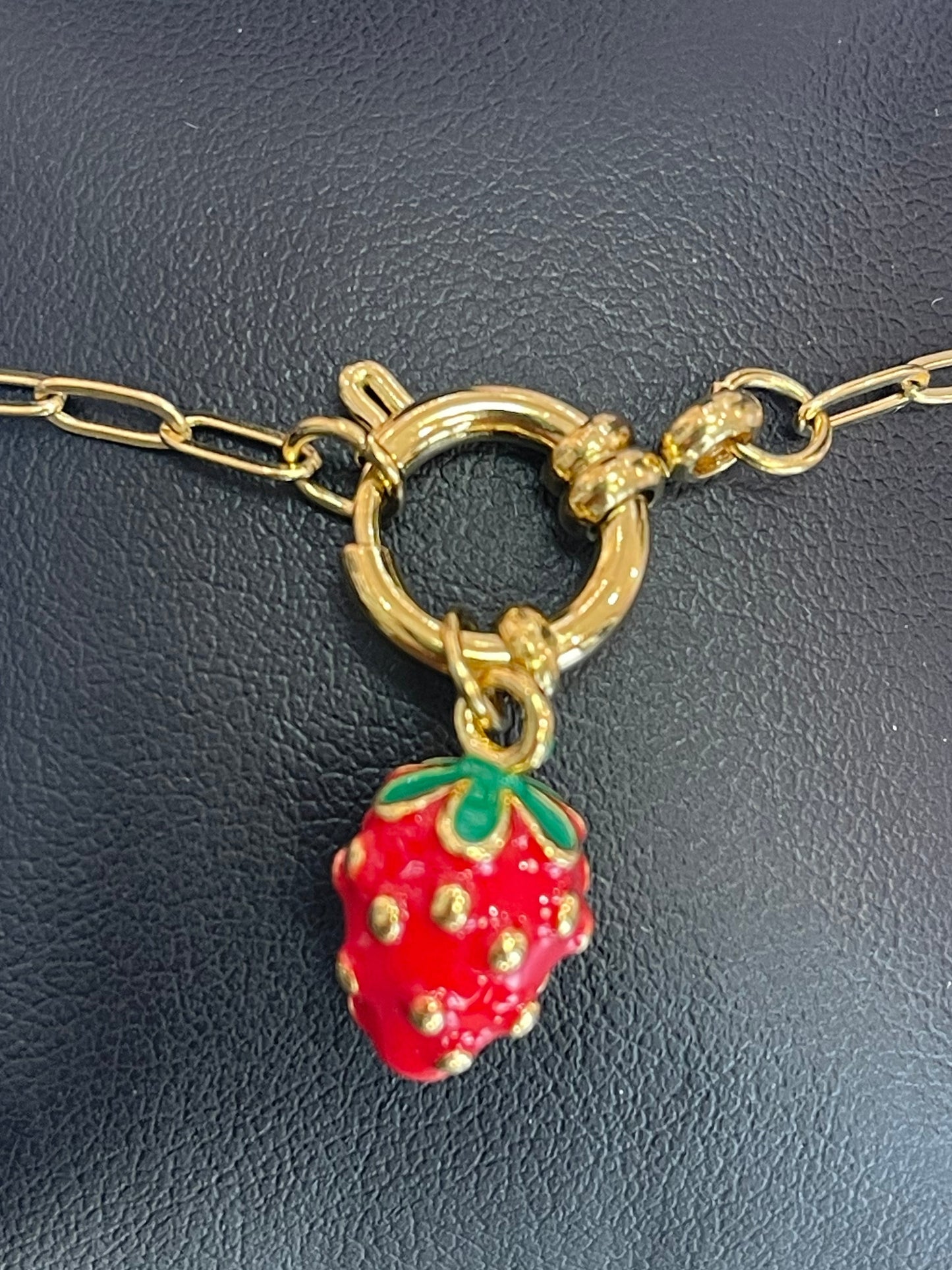 Elegantes Armband von Michelle Bijou mit Erdbeer-Charm
