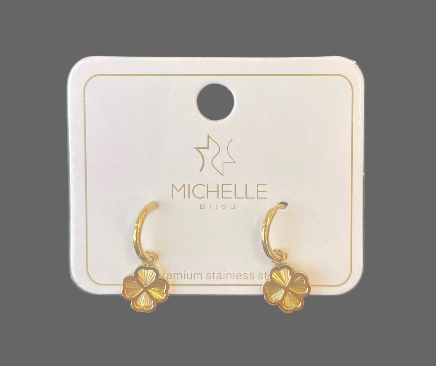 Elegante Creolen mit Kleeblatt-Anhänger von Michelle Bijou