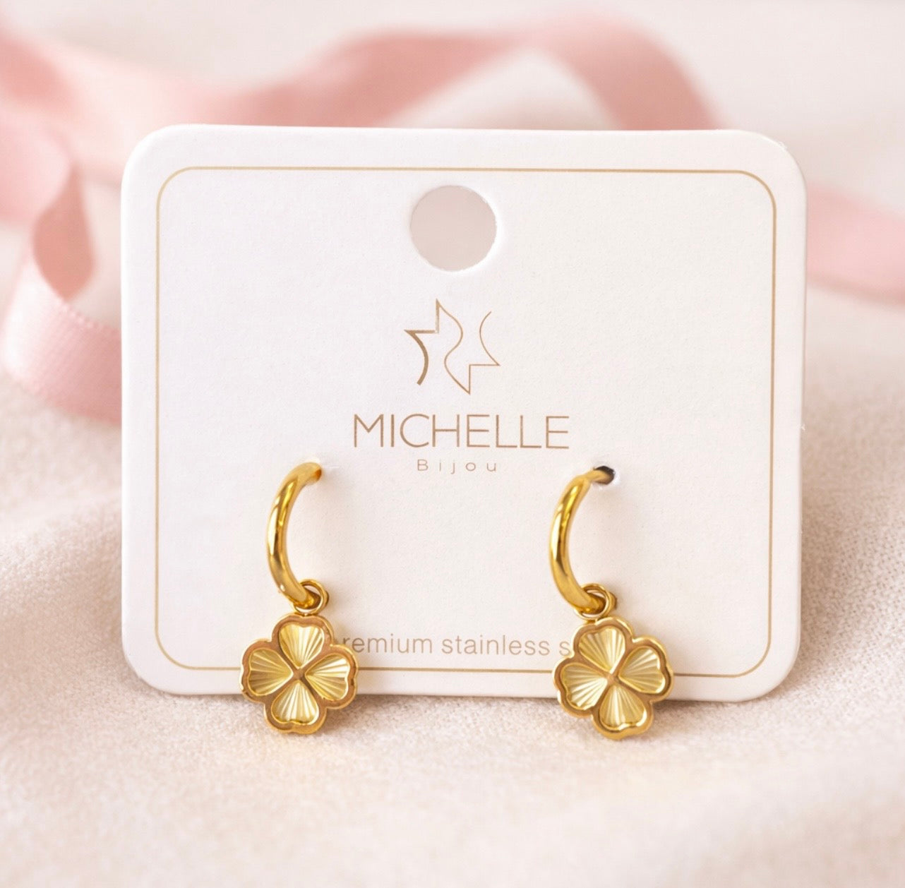 Elegante Creolen mit Kleeblatt-Anhänger von Michelle Bijou