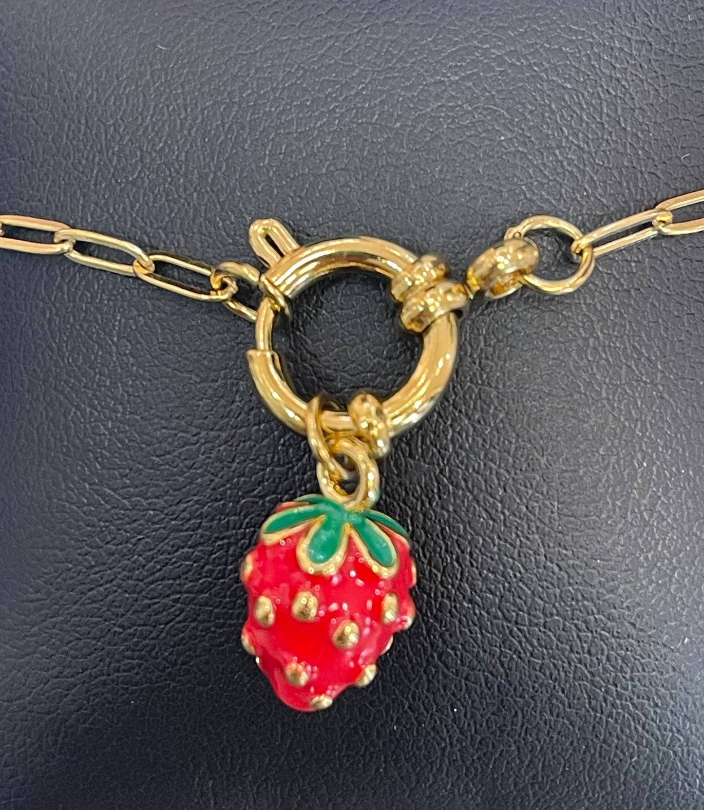 Elegantes Armband von Michelle Bijou mit Erdbeer-Charm