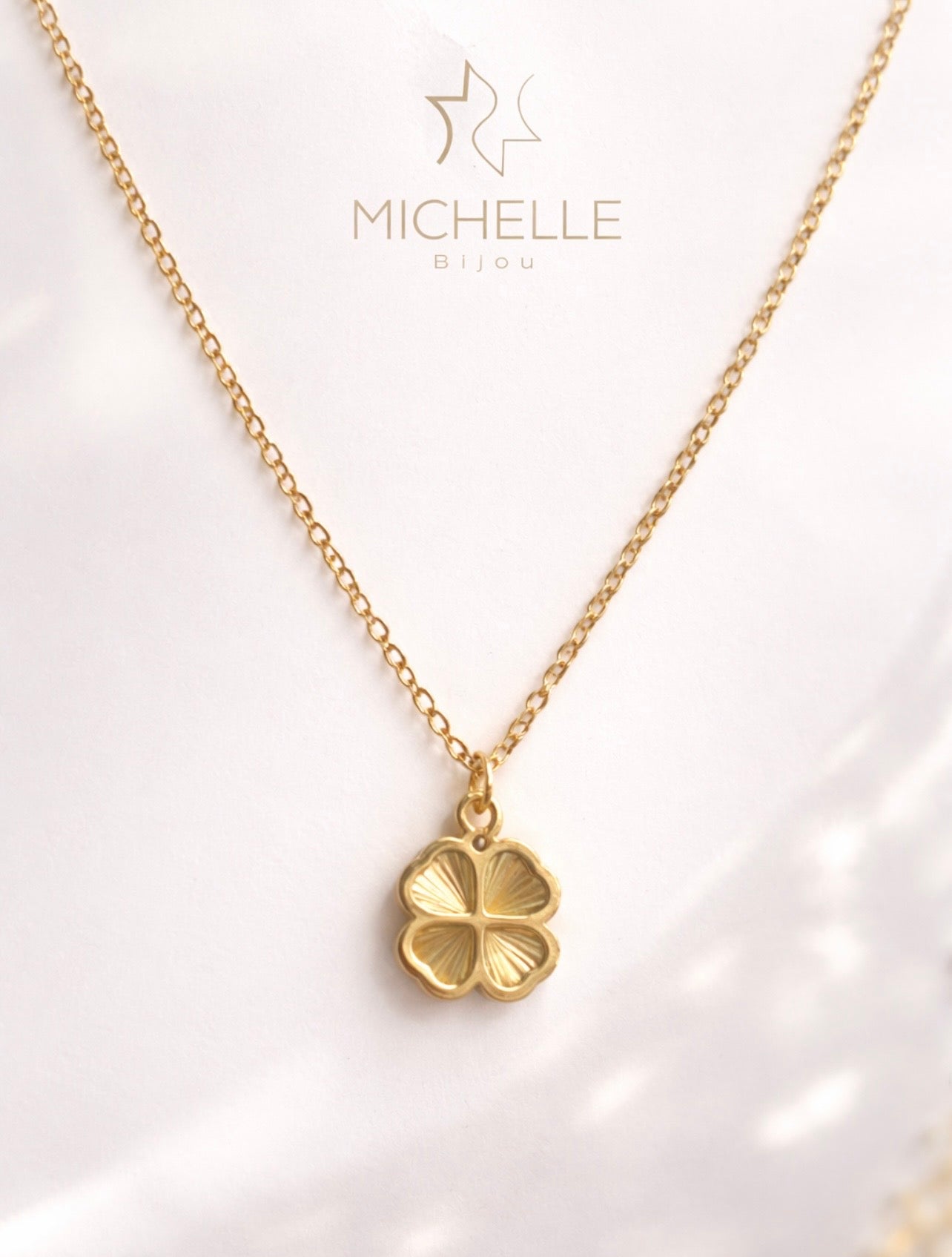 Zarte Halskette von Michelle Bijou mit Kleeblatt-Anhänger